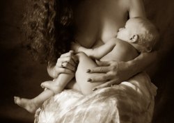 photo of mum breastfeeding her baby